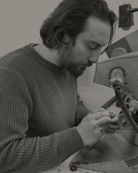 Benjamin Perez polissant une bague au touret dans l'atelier