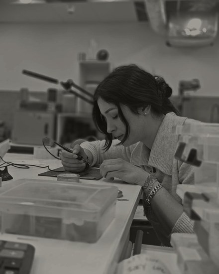 Laura Casales à son établi de joaillière, travaillant une pièce à la main