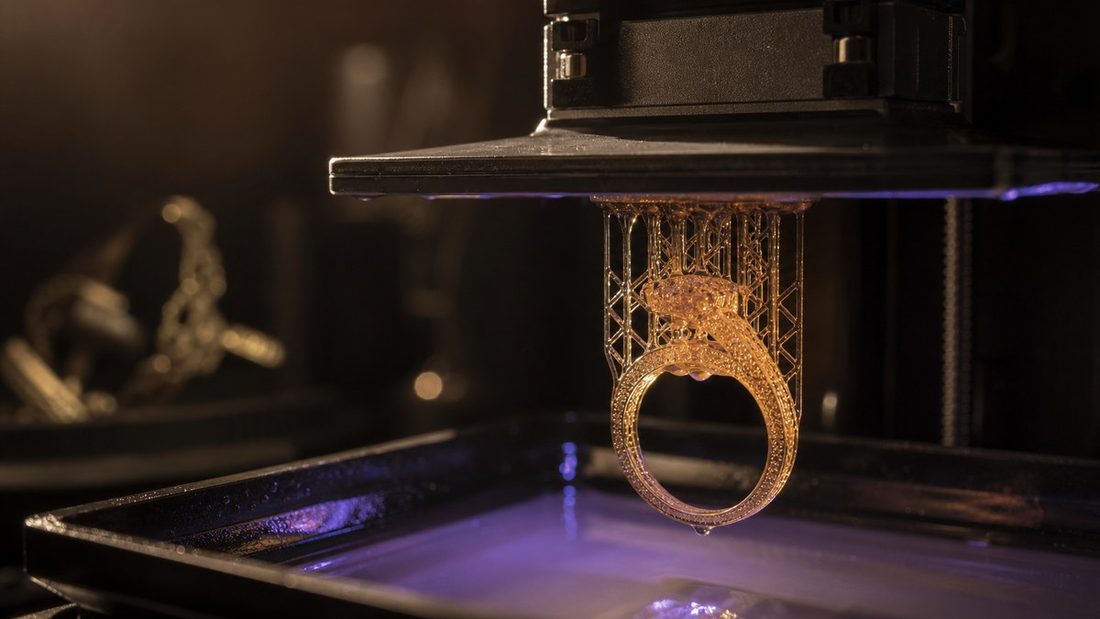 Bague en résine pendant son impression 3D