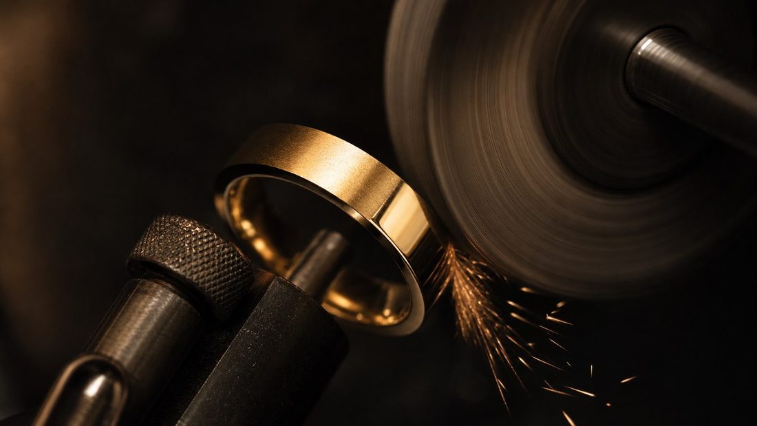 Polissage miroir d'une bague en or